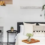 Locket Studio - Cosy Apartment With Balcony
